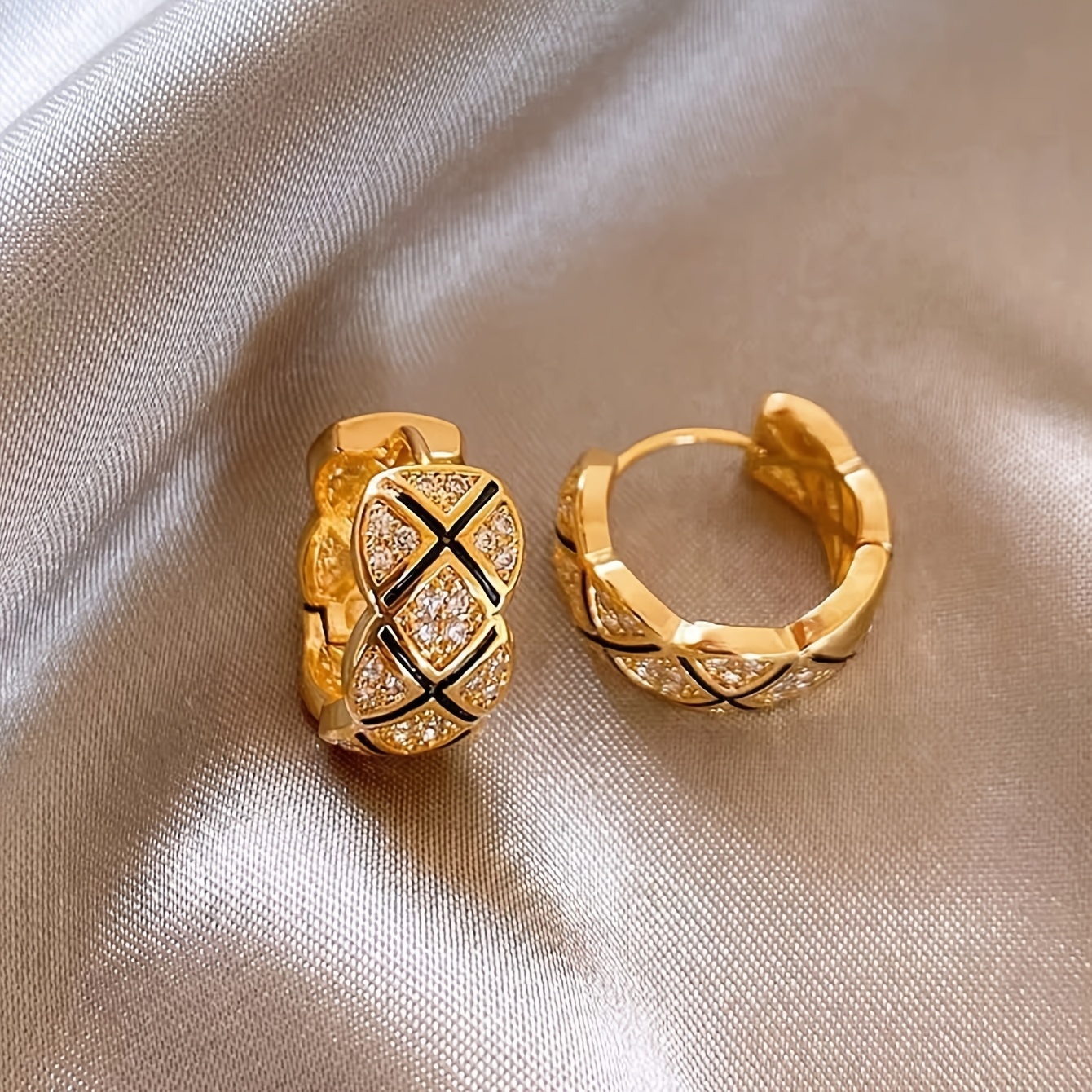 Fashionable Irregular-Shaped Copper H Alloy Hoop Earrings
